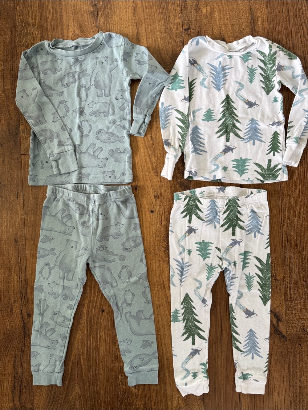 Bundle of 2 Carter’s toddler boys pajamas, size 2T